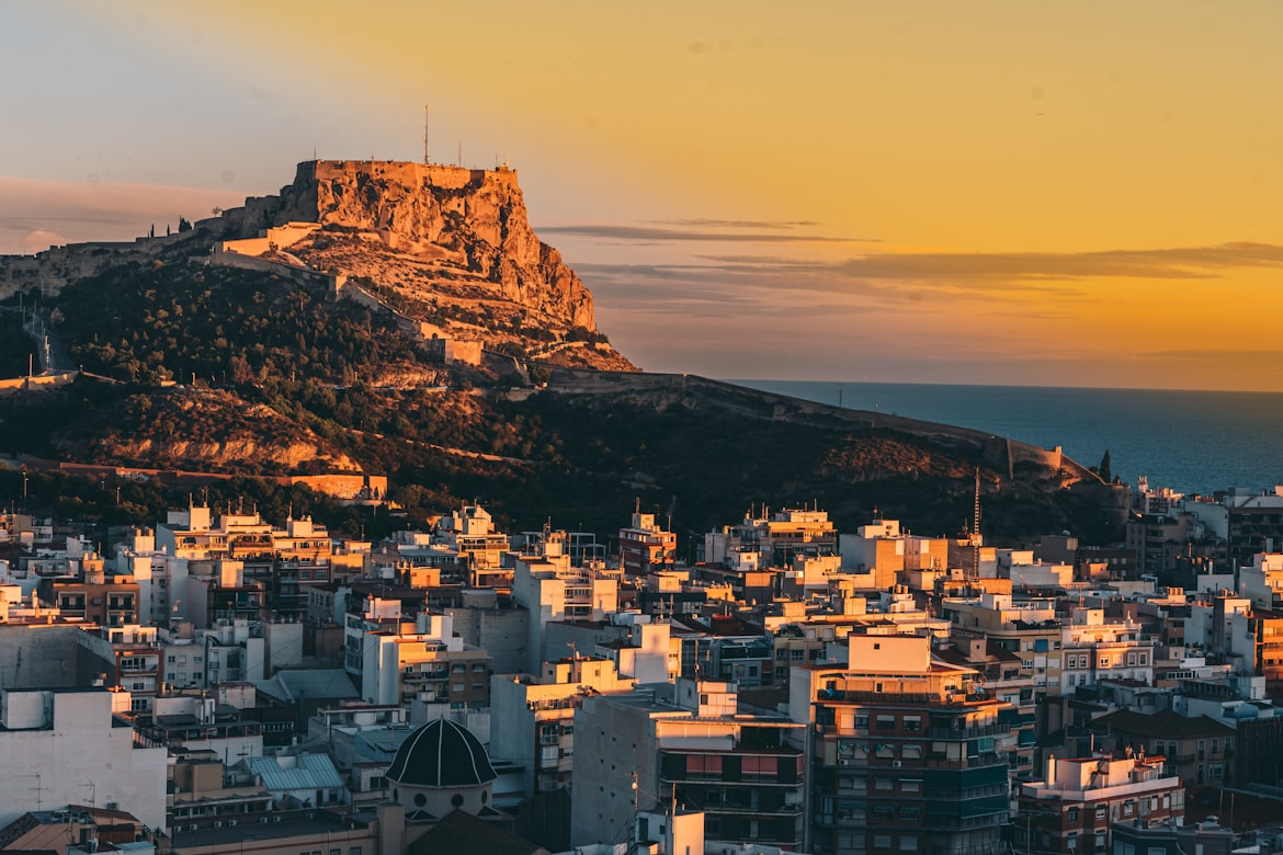 Spanish courses with accommodation in Alicante